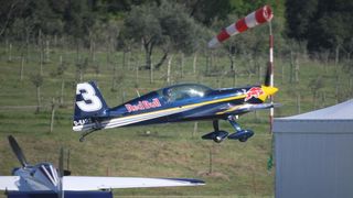 Aerodrom Vrsar domacin Red Bull Air Race Svjetskog prvenstva 2014. Red Bull Air Race okuplja najbolje svjetske pilote koji kombinacijom brzine, preciznosti i vjestine upravljaju okretnim avionima, provlaceci se kroz 25 m visoka vrata, do brzine od cak 370 Aerodrom Vrsar domacin Red Bull Air Race Svjetskog prvenstva 2014. Red Bull Air Race okuplja najbolje svjetske pilote koji kombinacijom brzine, preciznosti i vjestine upravljaju okretnim avionima, provlaceci se kroz 25 m visoka vrata, do brzine od cak 370