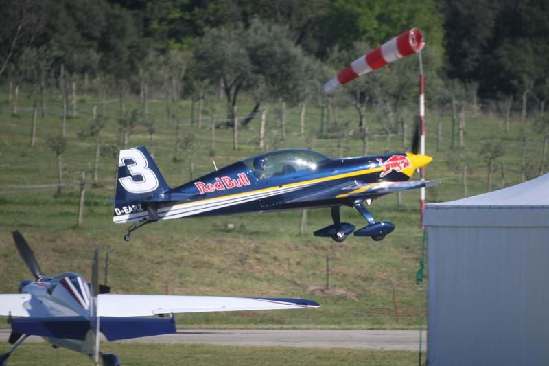 Aerodrom Vrsar domacin Red Bull Air Race Svjetskog prvenstva 2014. Red Bull Air Race okuplja najbolje svjetske pilote koji kombinacijom brzine, preciznosti i vjestine upravljaju okretnim avionima, provlaceci se kroz 25 m visoka vrata, do brzine od cak 370 Aerodrom Vrsar domacin Red Bull Air Race Svjetskog prvenstva 2014. Red Bull Air Race okuplja najbolje svjetske pilote koji kombinacijom brzine, preciznosti i vjestine upravljaju okretnim avionima, provlaceci se kroz 25 m visoka vrata, do brzine od cak 370
