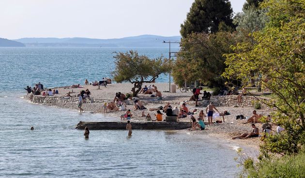 Sunčanje i kupanje na plaži Kolovare