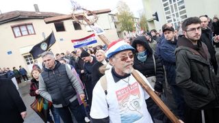 Vukovar – Dan sjecanja na zrtvu Vukovara 1991. – 2014. pod sloganom Vukovar – mjesto posebnog pijeteta. 23. je obljetnica stradavanja i zrtve Vukovara u Domovinskom ratu. Sudionici Kolone sjecanja prolaze ulicama grada do Memorijalnog groblja zrtava iz Do Vukovar – Dan sjecanja na zrtvu Vukovara 1991. – 2014. pod sloganom Vukovar – mjesto posebnog pijeteta. 23. je obljetnica stradavanja i zrtve Vukovara u Domovinskom ratu. Sudionici Kolone sjecanja prolaze ulicama grada do Memorijalnog groblja zrtava iz Do