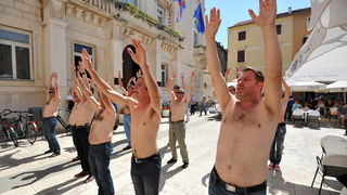 Zadar, 090513.
Jutros su clanovi izborne liste Konji na Narodnom trgu prikazali kako ce zapocinjati njihovi radni dani kada budu u gradskom vijecu. Kako izjavljuju, svaki dan ce poceti postavljanjem u vrstu i slusanjem himne, nakon cega slijedi jutarnja t Zadar, 090513.
Jutros su clanovi izborne liste Konji na Narodnom trgu prikazali kako ce zapocinjati njihovi radni dani kada budu u gradskom vijecu. Kako izjavljuju, svaki dan ce poceti postavljanjem u vrstu i slusanjem himne, nakon cega slijedi jutarnja t