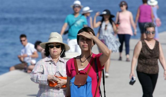 07.08.2013., Zadar – Jutro na rivi idealno je za setnje, razgledavanje, fotografiranje i odmor u hladu. Photo: Zeljko Mrsic/PIXSELL Autor  Zeljko Mrsic/PIXSELL KLJUČNE RIJEČI  Zadar, more, riva, turizam, setnja, ljeto, turisti
