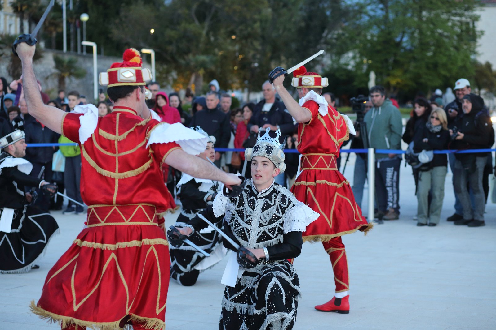 HGD Sv. Cecilija izvelo korčulanski viteški ples “Moreška” na Pozdravu suncu