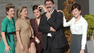 Zadar, 061209. Poznati zadarski ugostitelj Erik Pavin u svom restoranu “Niko,” svojim gostima priredio je malo iznenadjenje, tako sto im je ponudio meni i cjenik kao iz davne 1963 kad je njegov otac otvorio restoran. Na fotografiji: Erik Pavin sa suprugom