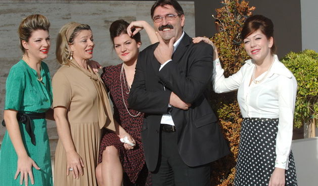 Zadar, 061209. Poznati zadarski ugostitelj Erik Pavin u svom restoranu “Niko,” svojim gostima priredio je malo iznenadjenje, tako sto im je ponudio meni i cjenik kao iz davne 1963 kad je njegov otac otvorio restoran. Na fotografiji: Erik Pavin sa suprugom