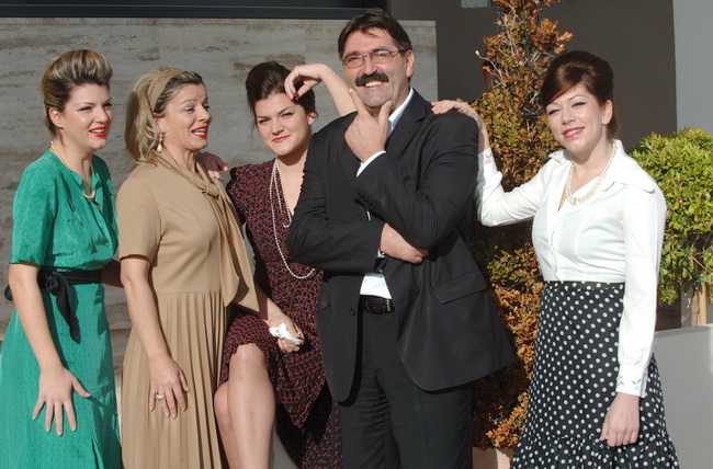 Zadar, 061209. Poznati zadarski ugostitelj Erik Pavin u svom restoranu “Niko,” svojim gostima priredio je malo iznenadjenje, tako sto im je ponudio meni i cjenik kao iz davne 1963 kad je njegov otac otvorio restoran. Na fotografiji: Erik Pavin sa suprugom