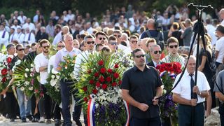 Posljednji ispraćaj Olivera Dragojevića na groblju Sveti Roko u Veloj Luci Posljednji ispraćaj Olivera Dragojevića na groblju Sveti Roko u Veloj Luci