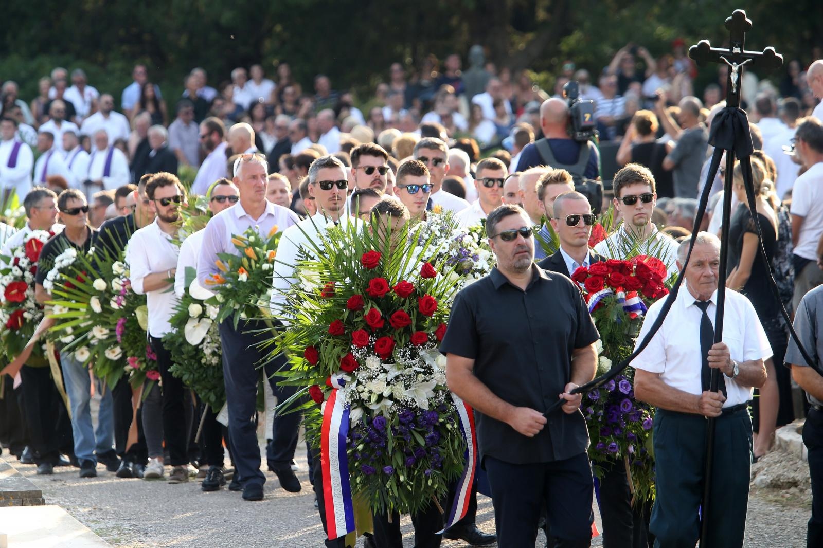 Posljednji ispraćaj Olivera Dragojevića na groblju Sveti Roko u Veloj Luci Posljednji ispraćaj Olivera Dragojevića na groblju Sveti Roko u Veloj Luci