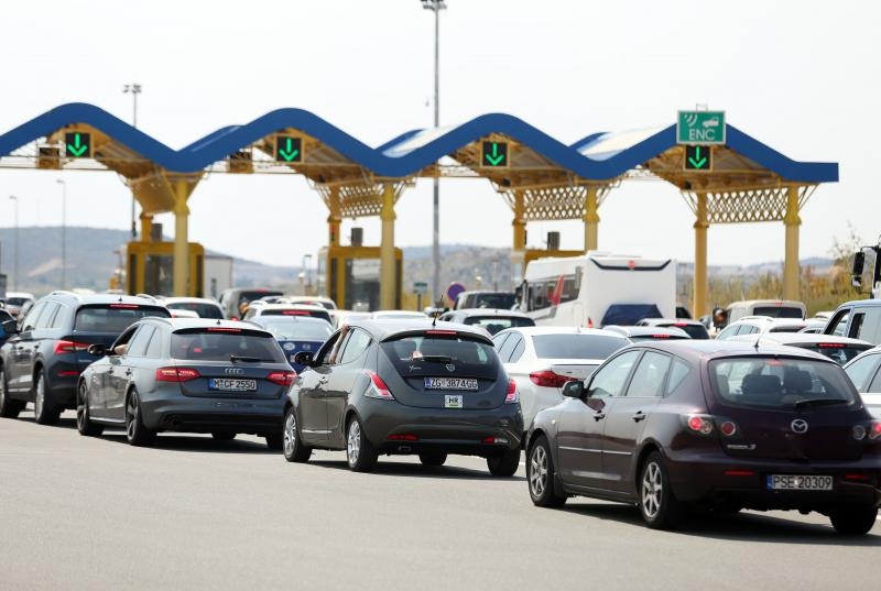 Zbog požara zatvorena autocesta A1 kod Pirovca: Neki vozači se okretali i vozili u suprotnom smjeru Zbog požara zatvorena autocesta A1 kod Pirovca: Neki vozači se okretali i vozili u suprotnom smjeru