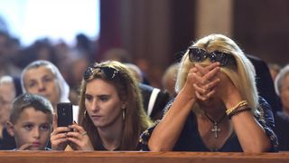 Velik broj vjernika sudjelovalo u procesiji u kojoj je nošeno tijelo Leopolda Bogdana Mandića od crkve Gospe od zdravlja do katedrale sv. Stošije Velik broj vjernika sudjelovalo u procesiji u kojoj je nošeno tijelo Leopolda Bogdana Mandića od crkve Gospe od zdravlja do katedrale sv. Stošije