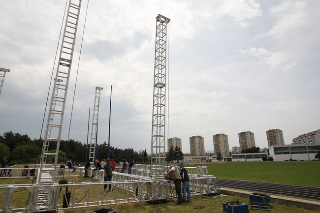 Zadar, 030510.
U sportskom centru Visnjik pocela je gradnja pozornice za susret katolicke mladezi (ocekuje se vise od 20000 ljudi)koji ce se ovoga vikenda odrzati u Zadru.
Foto: Vladimir Ivanov / CROPIX