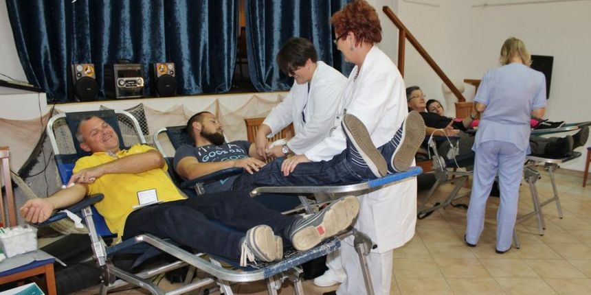 Preko: U akciji darivanja krvi prikupljeno 26 doza tekućine koja život znači. Foto: Naši školji Preko: U akciji darivanja krvi prikupljeno 26 doza tekućine koja život znači. Foto: Naši školji