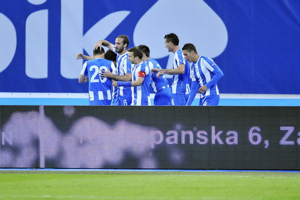 Zagreb, 220513.
Stadion Maksimir.
Uzvratna utakmica 22. finala Hrvatskog nogometnog kupa, Lokomotiva – Hajduk.
Na fotografiji: Slavlje Lokomotive nakon postignutog gola.
Foto: Boris Kovacev / CROPIX Zagreb, 220513.
Stadion Maksimir.
Uzvratna utakmica 22. finala Hrvatskog nogometnog kupa, Lokomotiva – Hajduk.
Na fotografiji: Slavlje Lokomotive nakon postignutog gola.
Foto: Boris Kovacev / CROPIX