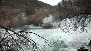 Vjetar raznoseći vodenu pjenu i sitne kapljice stvara poseban ugođaj u NP Krka