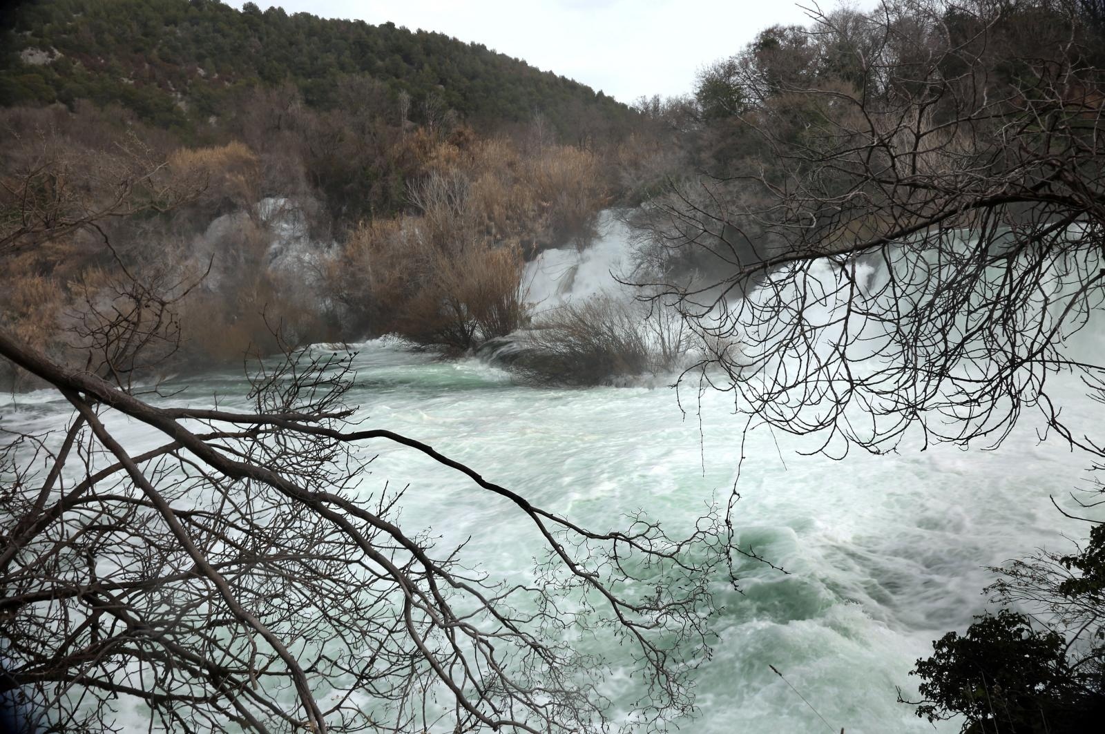 Vjetar raznoseći vodenu pjenu i sitne kapljice stvara poseban ugođaj u NP Krka