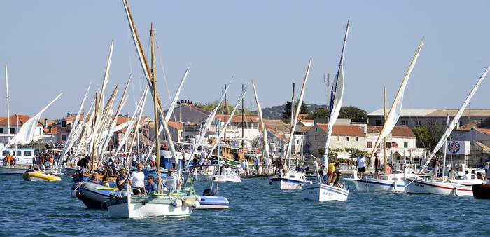 Murter, 021011.
U Murteru odrzana tradicionalna regata brodica ” Latinsko idro” gdje je sudjelovalo sedamdesetak posada.
Na slici: regata.
Foto: Jadran Babic / CROPIX Murter, 021011.
U Murteru odrzana tradicionalna regata brodica ” Latinsko idro” gdje je sudjelovalo sedamdesetak posada.
Na slici: regata.
Foto: Jadran Babic / CROPIX