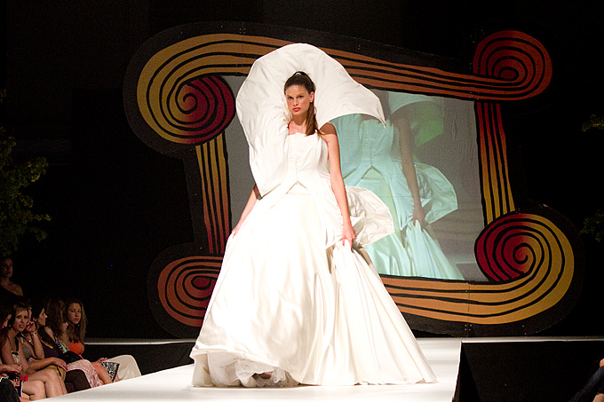 Trodnevna modna manifestacija Zadar fashion nights održava se na Trgu Ivana Pavla II. Prve večeri, pod nazivom ‘Urban Night’ predstavili su se kreatori i modne kuće: Toni Brekalo, Galko, Callegari, Oktan, Ana Milin i Margarete Ete. U glazbenom dijelu prog Trodnevna modna manifestacija Zadar fashion nights održava se na Trgu Ivana Pavla II. Prve večeri, pod nazivom ‘Urban Night’ predstavili su se kreatori i modne kuće: Toni Brekalo, Galko, Callegari, Oktan, Ana Milin i Margarete Ete. U glazbenom dijelu prog