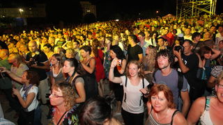 Zadar, 310711.
Britanska reggae grupa UB40 odrzala je koncet pred mnogobrojnom publikom na zadarskom Forumu.
Na slici: publika.
Foto: Vladimir Ivanov / CROPIX Zadar, 310711.
Britanska reggae grupa UB40 odrzala je koncet pred mnogobrojnom publikom na zadarskom Forumu.
Na slici: publika.
Foto: Vladimir Ivanov / CROPIX