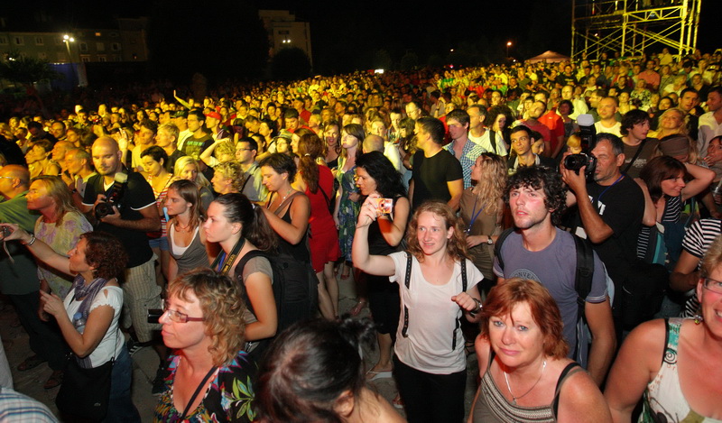 Zadar, 310711.
Britanska reggae grupa UB40 odrzala je koncet pred mnogobrojnom publikom na zadarskom Forumu.
Na slici: publika.
Foto: Vladimir Ivanov / CROPIX Zadar, 310711.
Britanska reggae grupa UB40 odrzala je koncet pred mnogobrojnom publikom na zadarskom Forumu.
Na slici: publika.
Foto: Vladimir Ivanov / CROPIX