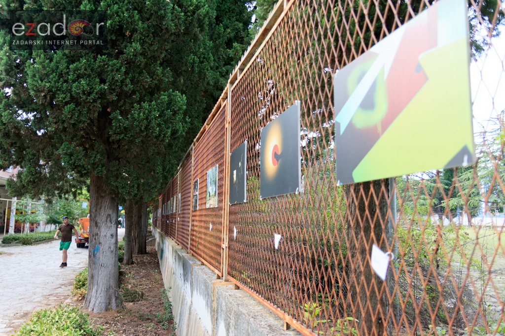 Simboličnim rušenjem zida započeo je urbani festival KvartArt na Voštarnici