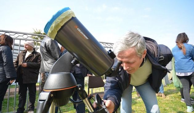 Pula – Astronomsko drustvo Istra organizairalo je promatranje djelomicne pomrcine Sunca pomocu svojih teleskopa i zastitnih folija. Djelomicna pomrcina Sunca pocela u je 9:34 dok joj je maksimum bio u 10:44, a iznosio je izmedju 50 i 60 posto. Sljedeca d