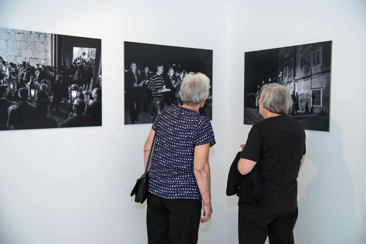 Otvorenje izložbe fotografija “Biogradske procesije” Vinka Pešića Otvorenje izložbe fotografija “Biogradske procesije” Vinka Pešića