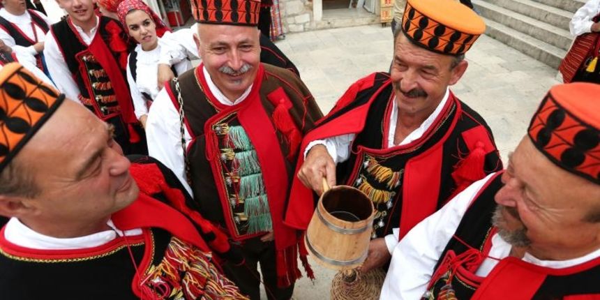 U povodu Dana Sibensko-kninske zupanije na Trgu Republike Hrvatske odrzana je 9. smotra izvornog folklora Sibensko-kninske zupanije pod nazivom Sibenice, ti si stina. Photo: Dusko Jaramaz/PIXSELL Autor Dusko Jaramaz/PIXSELL Ključne riječi plesaci, folk U povodu Dana Sibensko-kninske zupanije na Trgu Republike Hrvatske odrzana je 9. smotra izvornog folklora Sibensko-kninske zupanije pod nazivom Sibenice, ti si stina. Photo: Dusko Jaramaz/PIXSELL Autor Dusko Jaramaz/PIXSELL Ključne riječi plesaci, folk