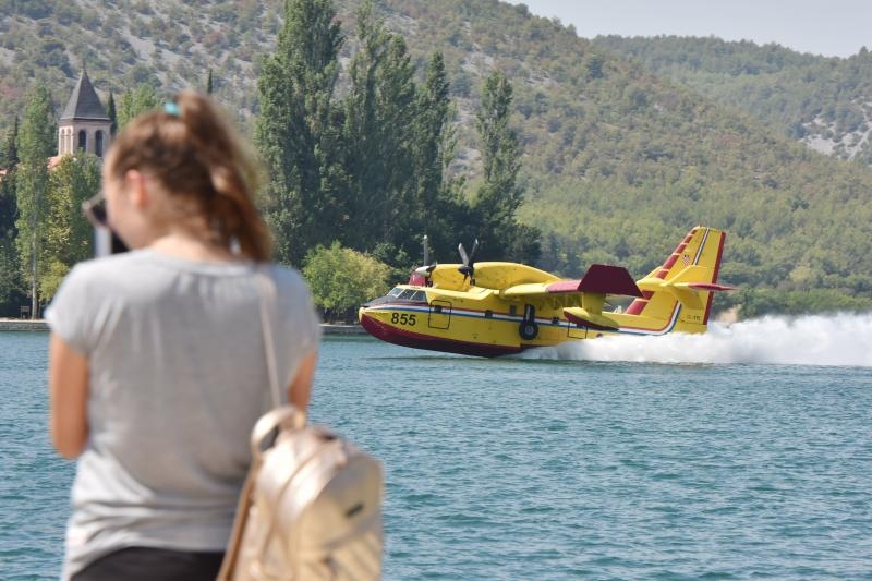 Piloti kanadera oduševljavali spektakularnim uzimanjem vode iz Visovačkog jezera Piloti kanadera oduševljavali spektakularnim uzimanjem vode iz Visovačkog jezera