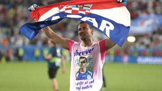 Danijel Subašić u majici s likom Hrvoja Ćustića: Velika fešta hrvatskih nogometaša i navijača u Bordeauxu nakon pobjede nad Španjolskom 2-1. Danijel Subašić u majici s likom Hrvoja Ćustića: Velika fešta hrvatskih nogometaša i navijača u Bordeauxu nakon pobjede nad Španjolskom 2-1.