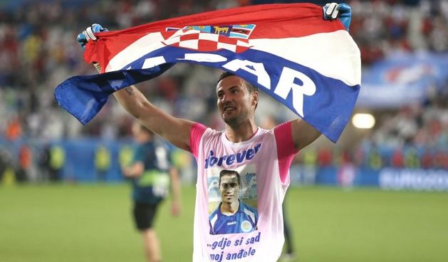 Danijel Subašić u majici s likom Hrvoja Ćustića: Velika fešta hrvatskih nogometaša i navijača u Bordeauxu nakon pobjede nad Španjolskom 2-1.