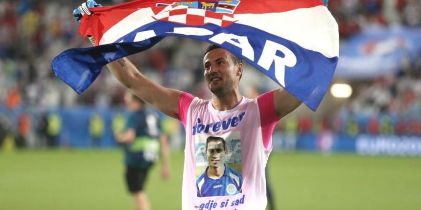 Danijel Subašić u majici s likom Hrvoja Ćustića: Velika fešta hrvatskih nogometaša i navijača u Bordeauxu nakon pobjede nad Španjolskom 2-1.