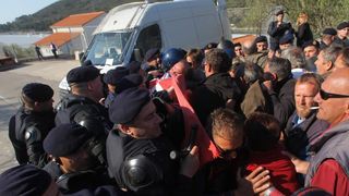 Radnicima škvera Nauta Lamjana interventna policija PU Zadarske onemogućila je pokušaj ulaska u škver u kojem se odvija stečajni postupak. Photo: Filip Brala/PIXSELL Radnicima škvera Nauta Lamjana interventna policija PU Zadarske onemogućila je pokušaj ulaska u škver u kojem se odvija stečajni postupak. Photo: Filip Brala/PIXSELL