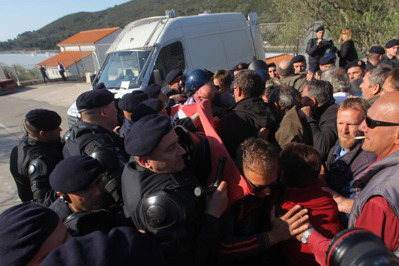 Radnicima škvera Nauta Lamjana interventna policija PU Zadarske onemogućila je pokušaj ulaska u škver u kojem se odvija stečajni postupak. Photo: Filip Brala/PIXSELL Radnicima škvera Nauta Lamjana interventna policija PU Zadarske onemogućila je pokušaj ulaska u škver u kojem se odvija stečajni postupak. Photo: Filip Brala/PIXSELL