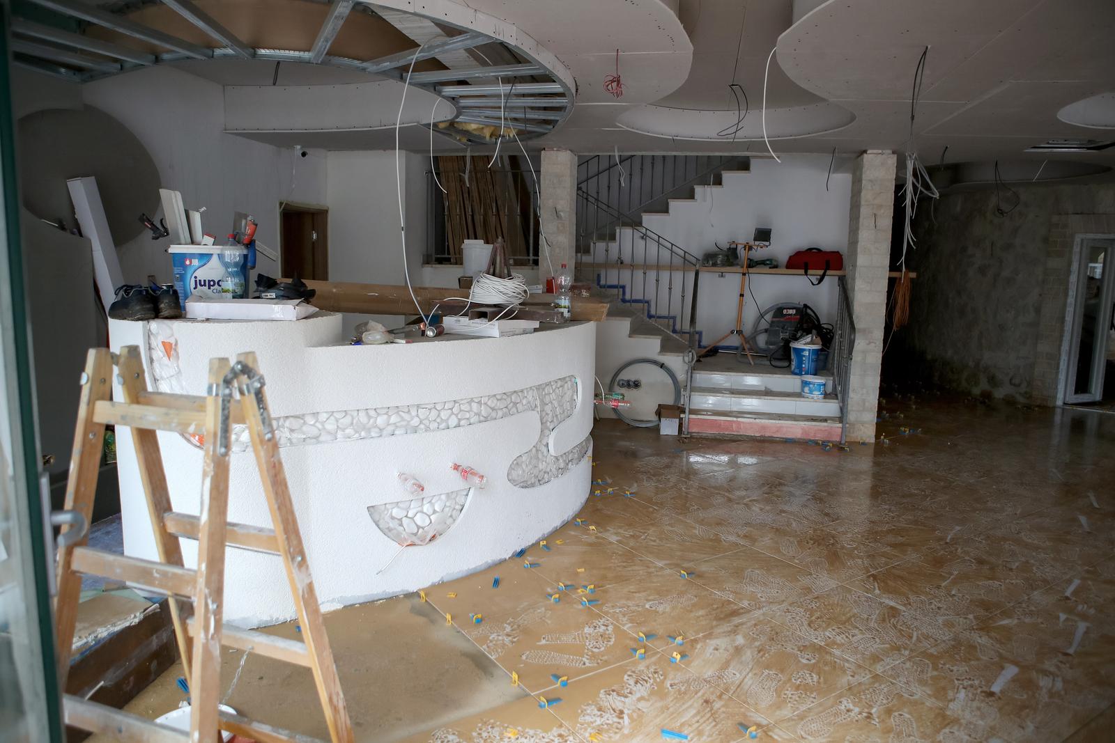 Obrovac: Poplava se polako povlači, stanovnici spašavaju stvari iz domova