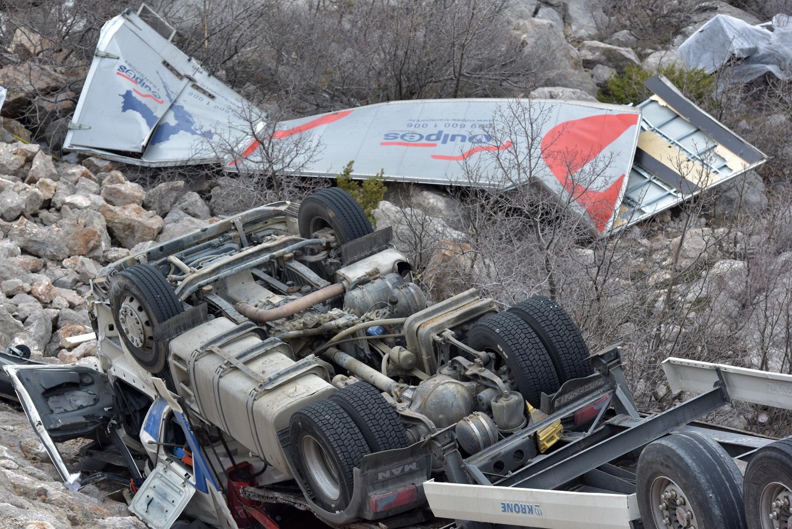 Orkanska bura na istom mjestu na cesti Gračac – Zaton Obrovački prevrnula dva kamiona