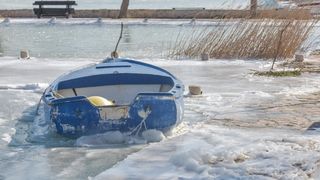 Ribarska lučica Prosika na Vranskom jezeru okovana ledom Ribarska lučica Prosika na Vranskom jezeru okovana ledom