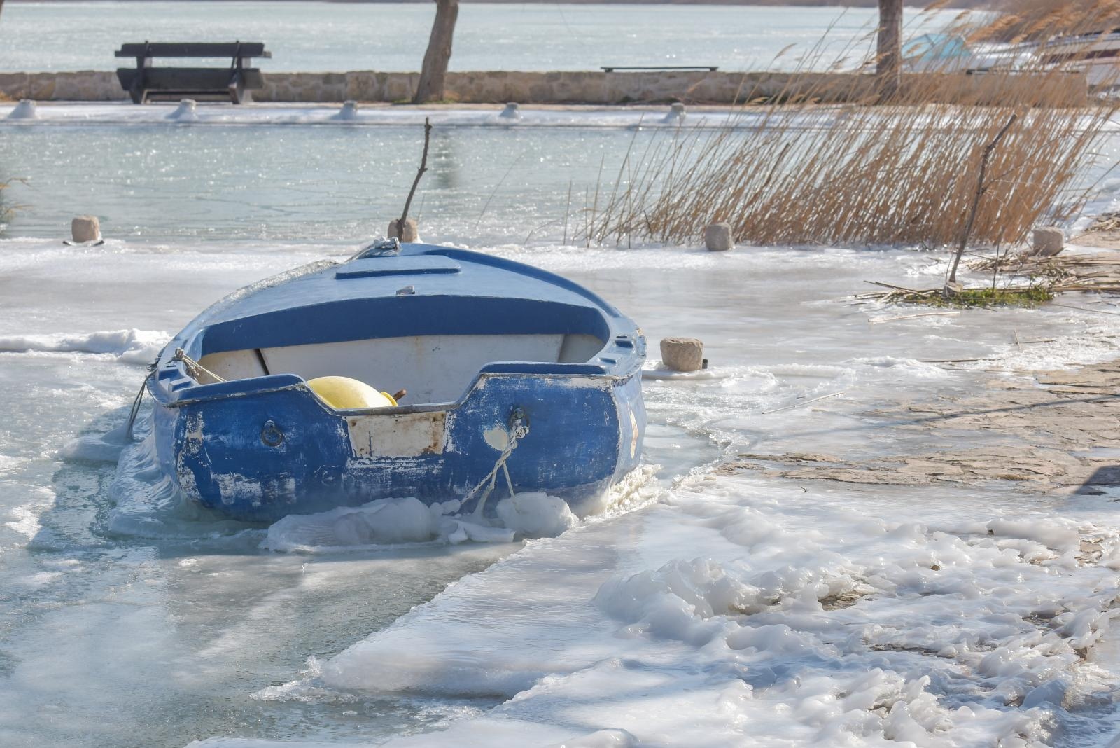 Ribarska lučica Prosika na Vranskom jezeru okovana ledom Ribarska lučica Prosika na Vranskom jezeru okovana ledom