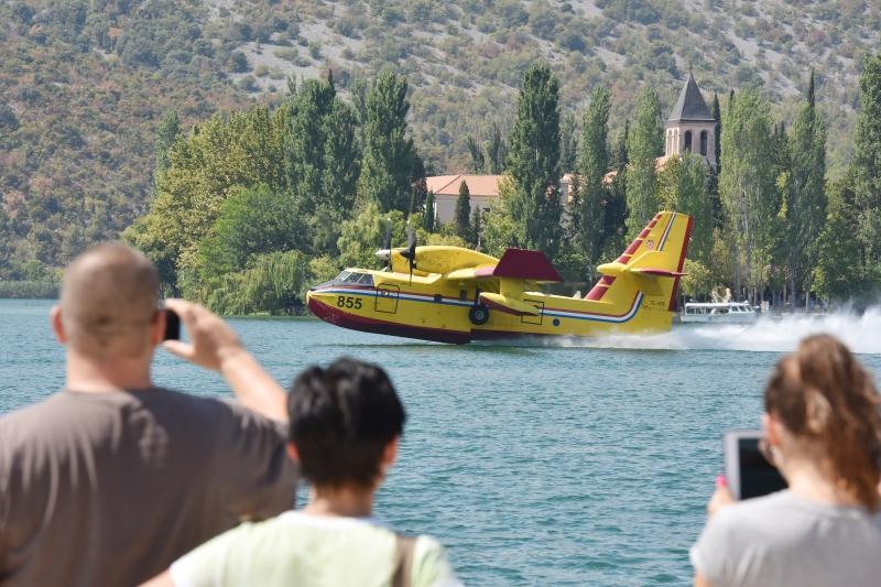 Piloti kanadera oduševljavali spektakularnim uzimanjem vode iz Visovačkog jezera Piloti kanadera oduševljavali spektakularnim uzimanjem vode iz Visovačkog jezera