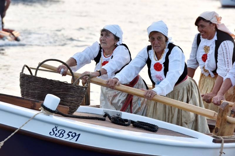 Krapanj: Održana tradicionalna ženska regata gajeta na vesla. Photo: Hrvoje Jelavić/PIXSELL Krapanj: Održana tradicionalna ženska regata gajeta na vesla. Photo: Hrvoje Jelavić/PIXSELL