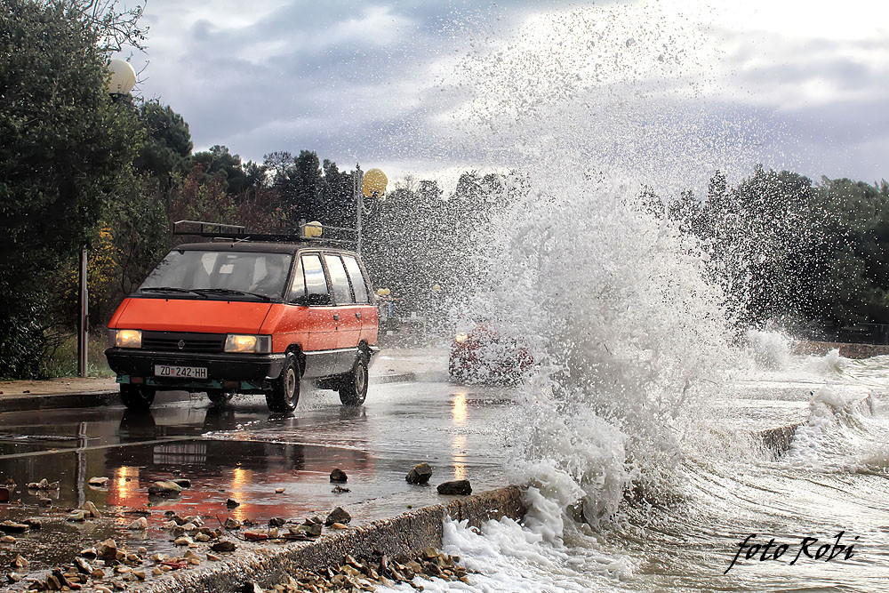Zapadnjak i plima poplavili ulice