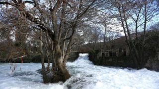 Vjetar raznoseći vodenu pjenu i sitne kapljice stvara poseban ugođaj u NP Krka