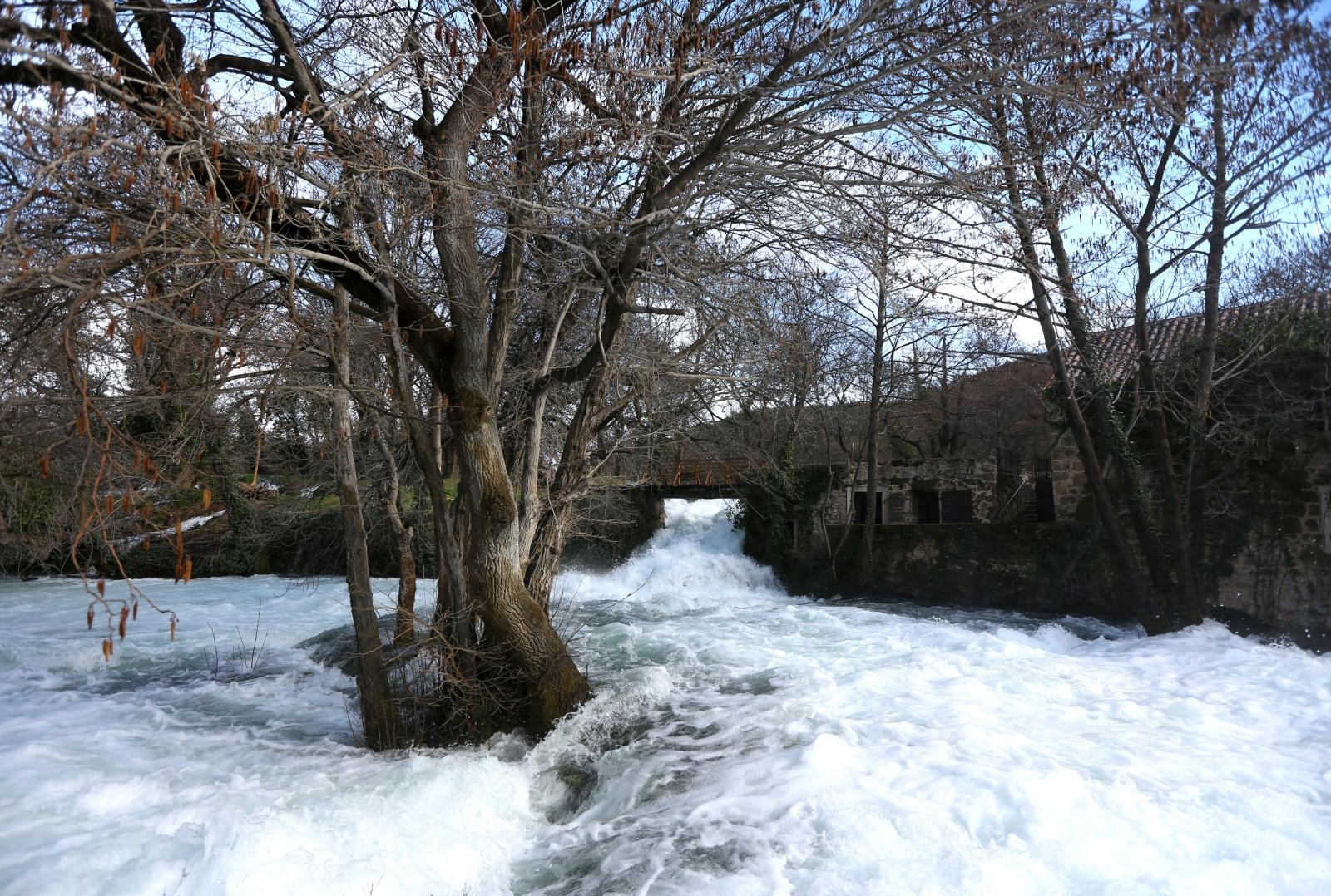 Vjetar raznoseći vodenu pjenu i sitne kapljice stvara poseban ugođaj u NP Krka