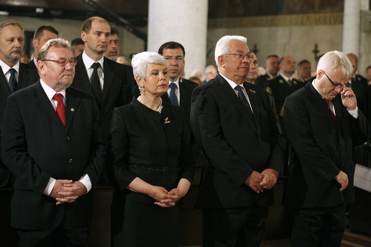 Zagreb, 250611.
Crkva svetog Marka na Gornjem gradu.
Svecana misa povodom Dana drzavnosti na kojoj je prisustvovao hrvatski politicki vrh.
Predsjednik Ivo Josipovic, predsjednik Sabora Luka Bebic, premijerka Jadranka Kosor i Vladimir Seks.
Foto: Damjan Ta