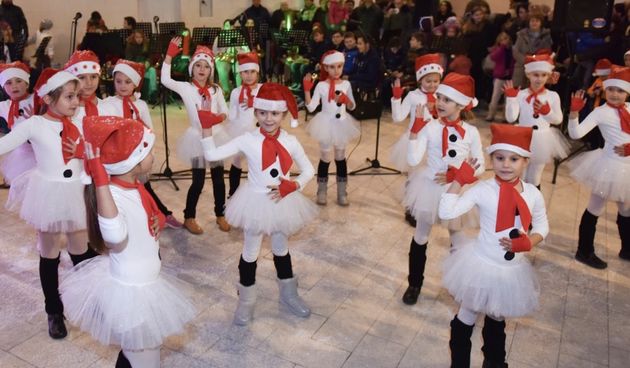 Novalja: Manifestacija “Naš otok pjeva pleše i svira”