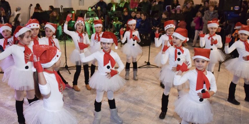 Novalja: Manifestacija “Naš otok pjeva pleše i svira”