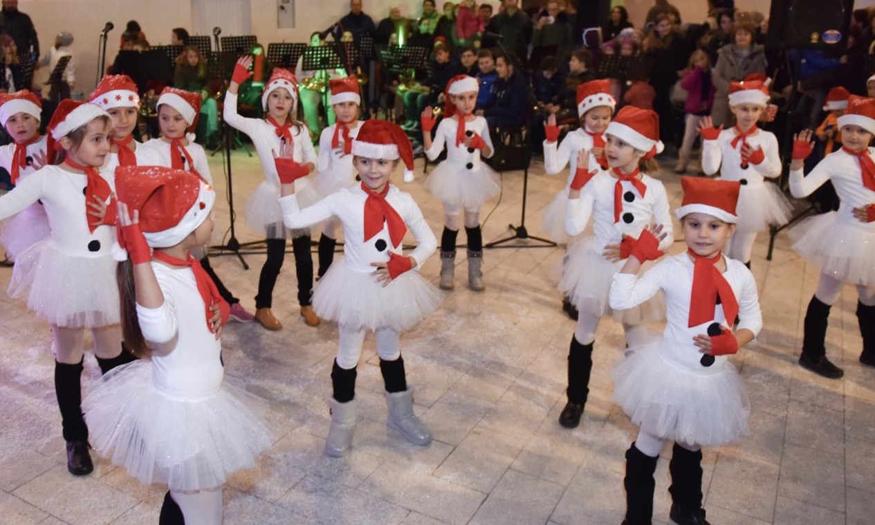 Novalja: Manifestacija “Naš otok pjeva pleše i svira”