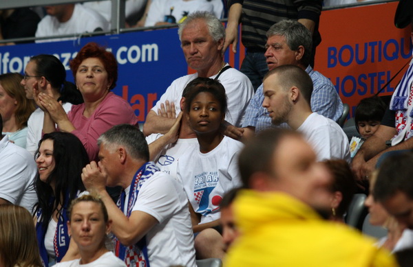 Zagreb, 180513.
Dvorana Kresimira Cosica. Kosarkaska utakmica polufinala doigravanja za prvaka Hrvatske (1 utakmica) izmedju KK Zadar i KK Cedevita.
Na fotografiji: navijaci.
Foto: Jure Miskovic / CROPIX Zagreb, 180513.
Dvorana Kresimira Cosica. Kosarkaska utakmica polufinala doigravanja za prvaka Hrvatske (1 utakmica) izmedju KK Zadar i KK Cedevita.
Na fotografiji: navijaci.
Foto: Jure Miskovic / CROPIX