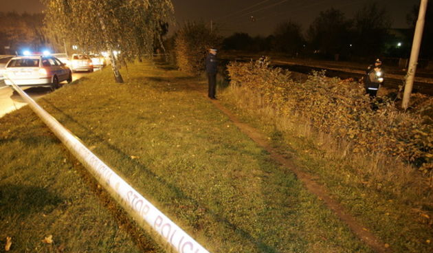 Zagreb, 021109.
Na predjelu izmedju zeljeznicke postaje Borongaj i Makismir za novu Branimirovu veceras je vlak pregazio nepozantu zenu. 
Na slici: policija vrsi ocevid.
Foto: Igor Sambolec / CROPIX