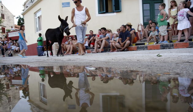 Sali, Dugi otok, 100809.
“Svako misto svoju festu ima…”, no ne traje svaka festa tri dana kao ona u mjestu Sali na Dugom otoku. Saljske uzance, kako mjestani nazivaju svoju festu, odrzava se ove godine po pedeseti put, kao i svake godine dosad, vikend p