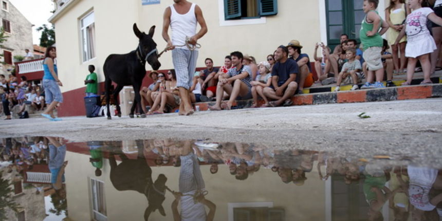Sali, Dugi otok, 100809.
“Svako misto svoju festu ima…”, no ne traje svaka festa tri dana kao ona u mjestu Sali na Dugom otoku. Saljske uzance, kako mjestani nazivaju svoju festu, odrzava se ove godine po pedeseti put, kao i svake godine dosad, vikend p Sali, Dugi otok, 100809.
“Svako misto svoju festu ima…”, no ne traje svaka festa tri dana kao ona u mjestu Sali na Dugom otoku. Saljske uzance, kako mjestani nazivaju svoju festu, odrzava se ove godine po pedeseti put, kao i svake godine dosad, vikend p